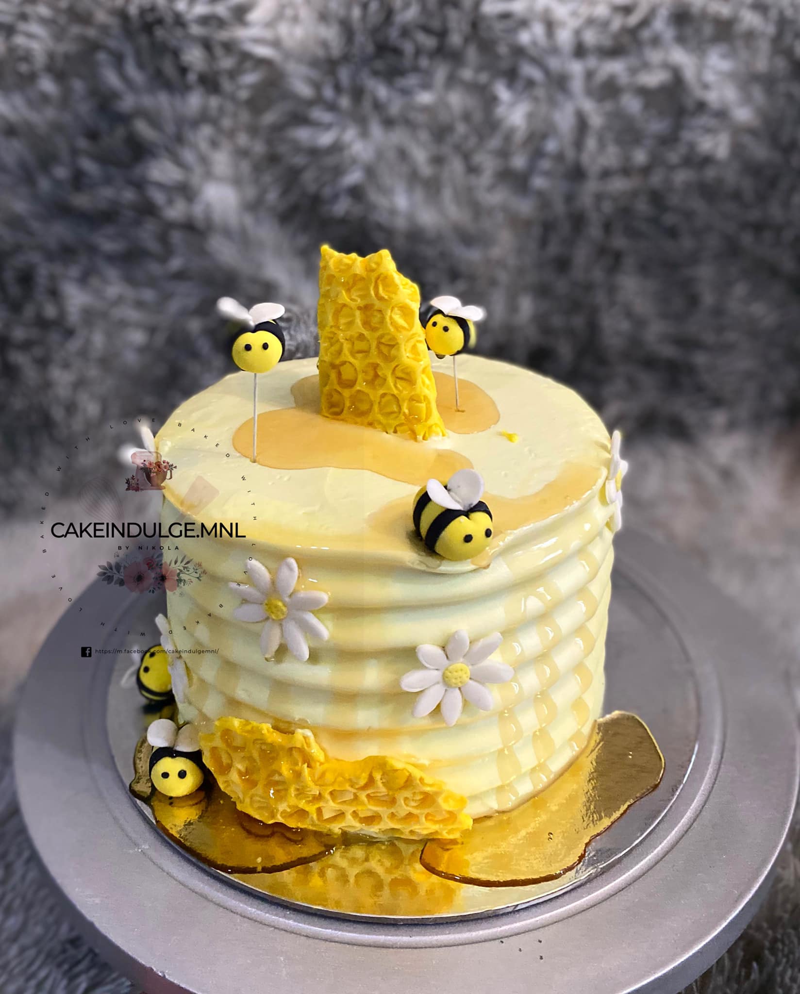 Honey bee cake, an additional sweetness